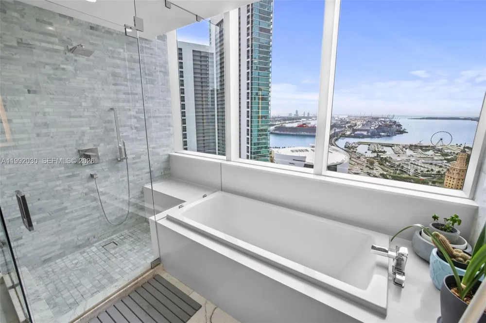 851 NE 1st Ave #3211 Miami, FL 33132