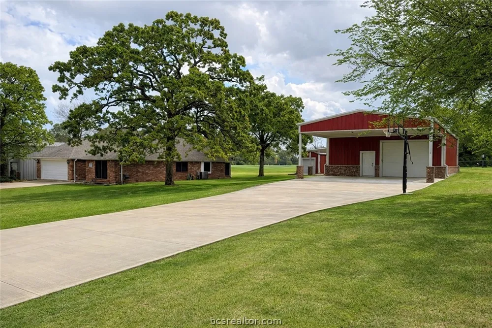 202 Golfview Drive Hilltop Lakes, TX 77871