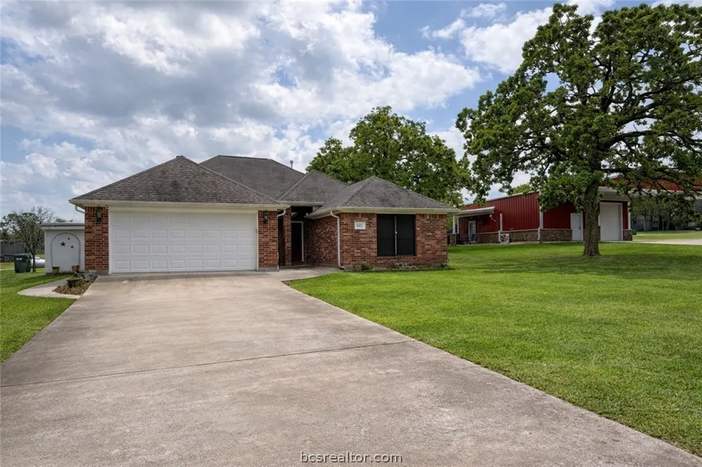 202 Golfview Drive Hilltop Lakes, TX 77871