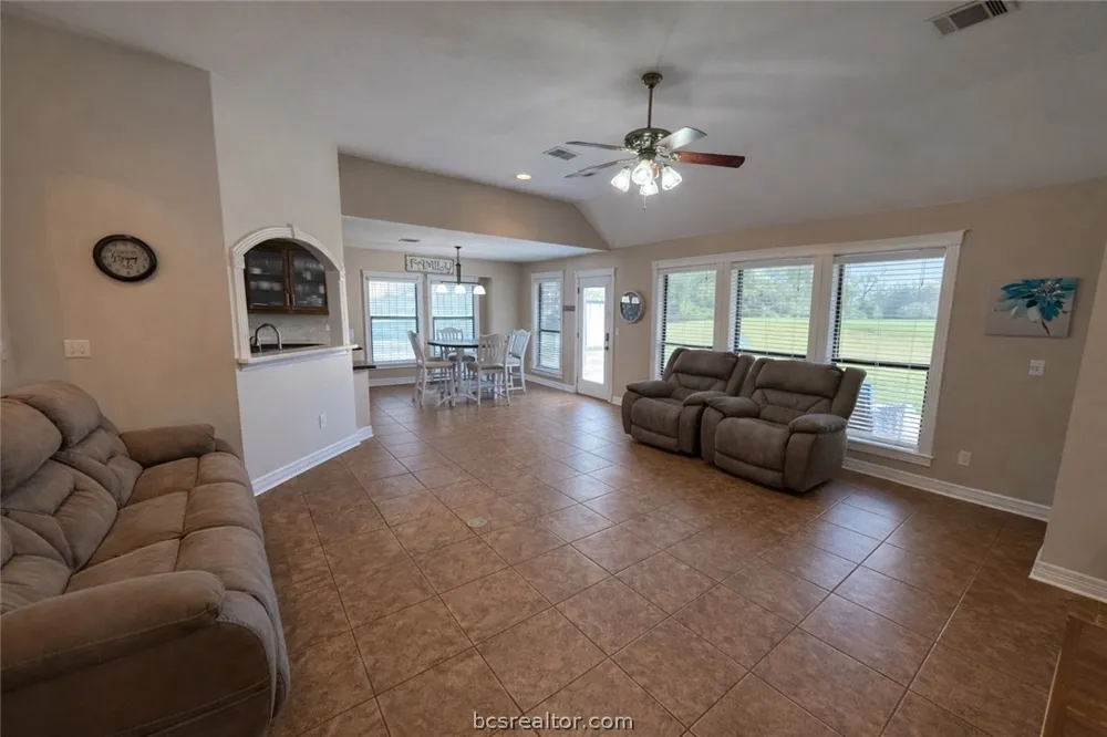202 Golfview Drive Hilltop Lakes, TX 77871