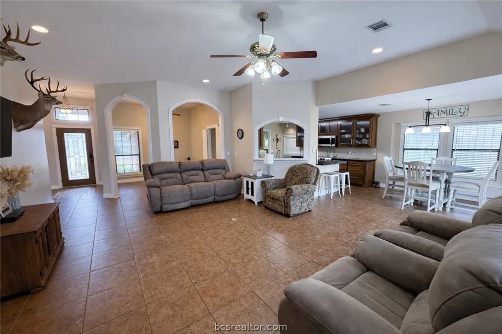 202 Golfview Drive Hilltop Lakes, TX 77871