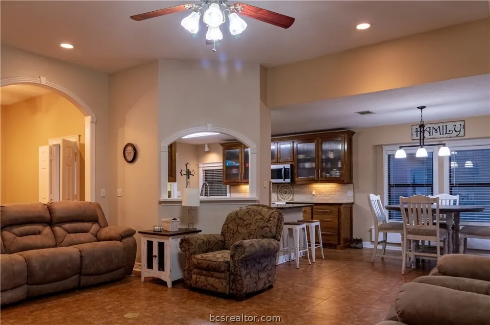 202 Golfview Drive Hilltop Lakes, TX 77871