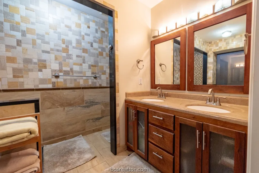 202 Golfview Drive Hilltop Lakes, TX 77871