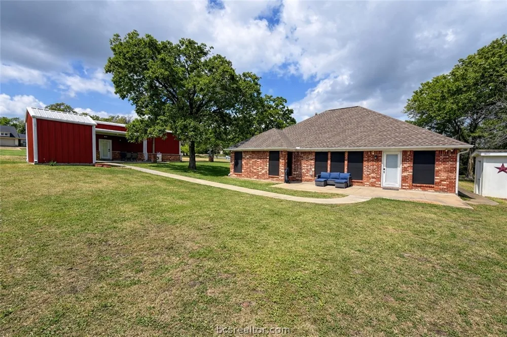 202 Golfview Drive Hilltop Lakes, TX 77871