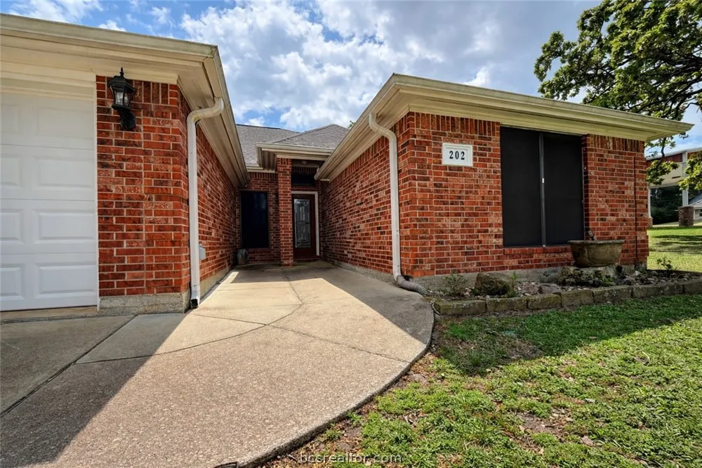 202 Golfview Drive Hilltop Lakes, TX 77871