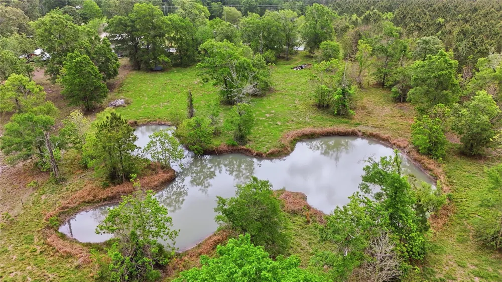 726 County Road 2078 Hull, TX 77564