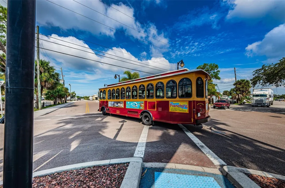 GROSSE AVENUE Tarpon Springs, FL 34689