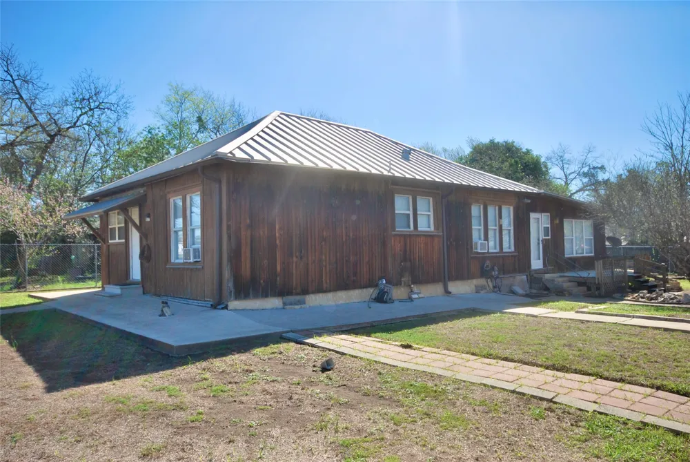 125 W Wallace Street Gonzales, TX 78629