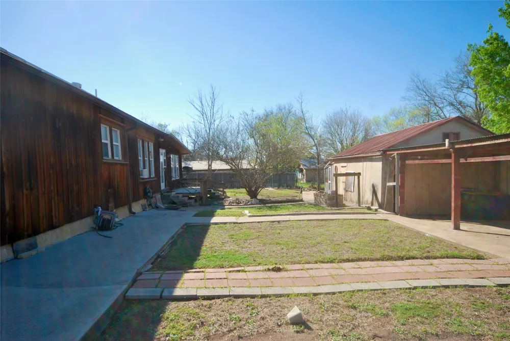 125 W Wallace Street Gonzales, TX 78629
