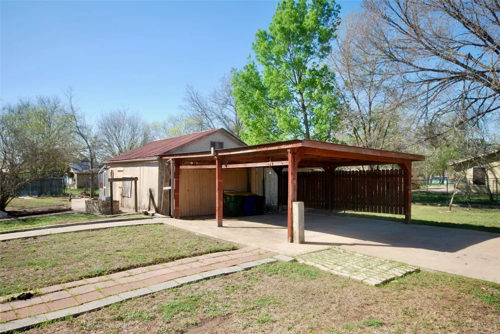 125 W Wallace Street Gonzales, TX 78629
