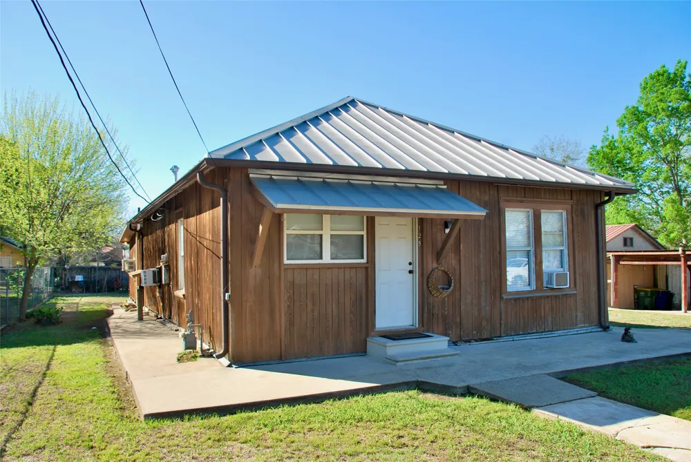 125 W Wallace Street Gonzales, TX 78629