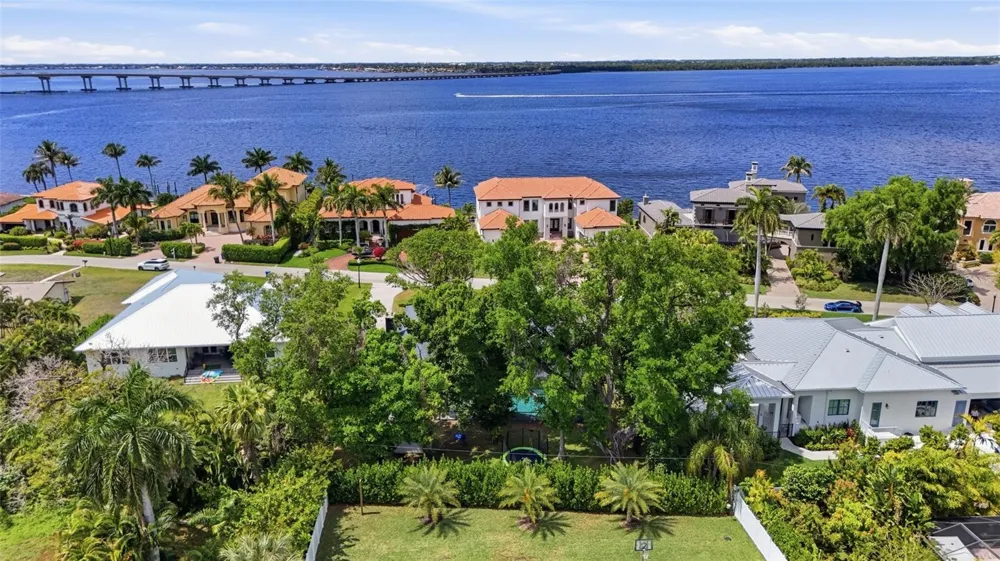 3931 W RIVERSIDE DRIVE Fort Myers, FL 33901
