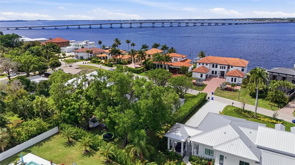 3931 W RIVERSIDE DRIVE Fort Myers, FL 33901