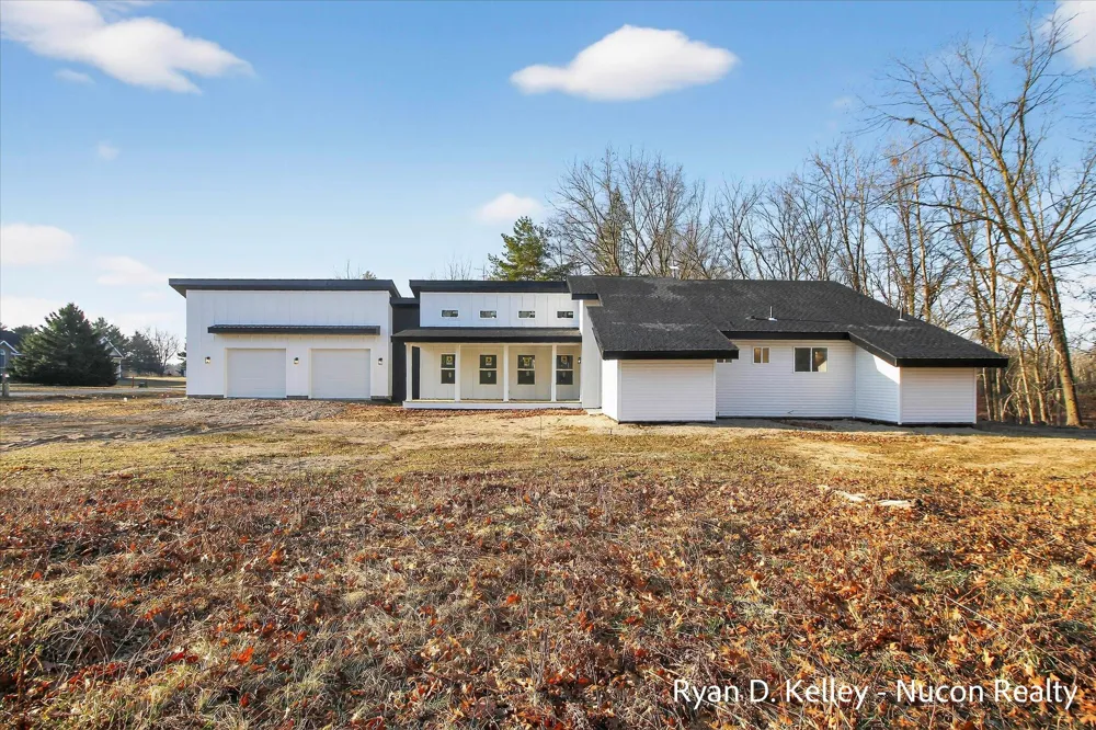 8411 Peninsula Drive W Morton Township, MI 49346