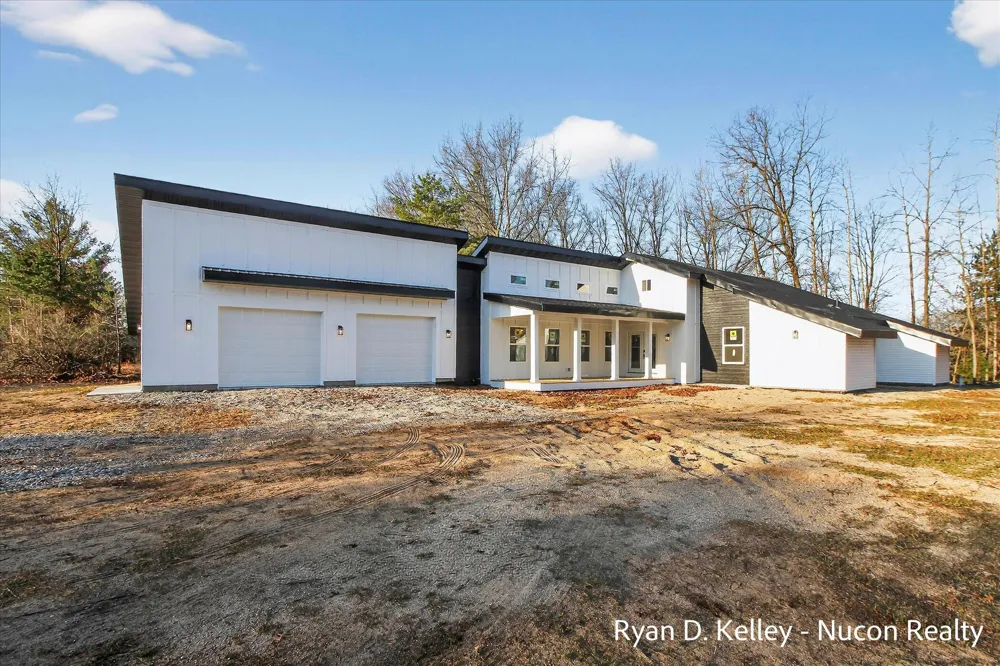 8411 Peninsula Drive W Morton Township, MI 49346