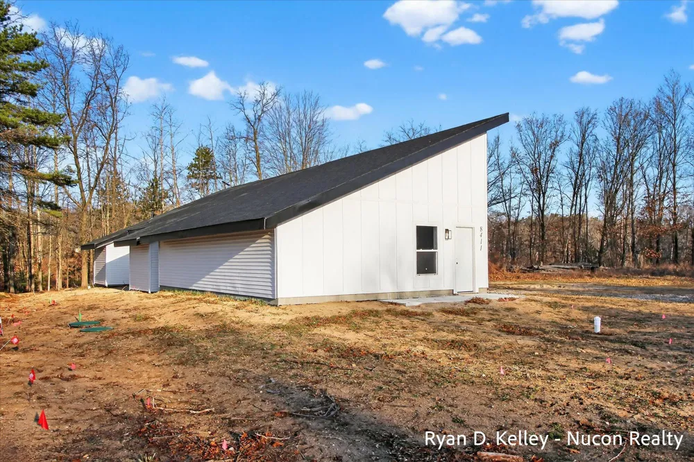 8411 Peninsula Drive W Morton Township, MI 49346