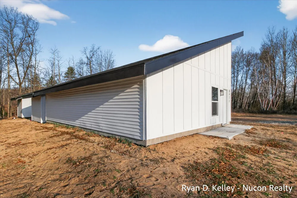 8411 Peninsula Drive W Morton Township, MI 49346