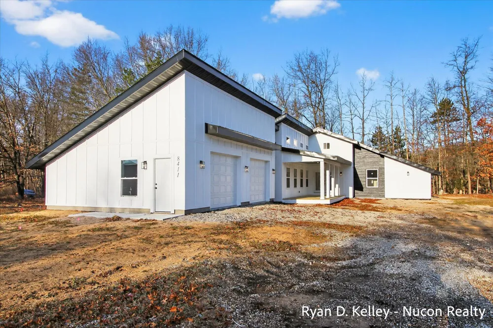 8411 Peninsula Drive W Morton Township, MI 49346