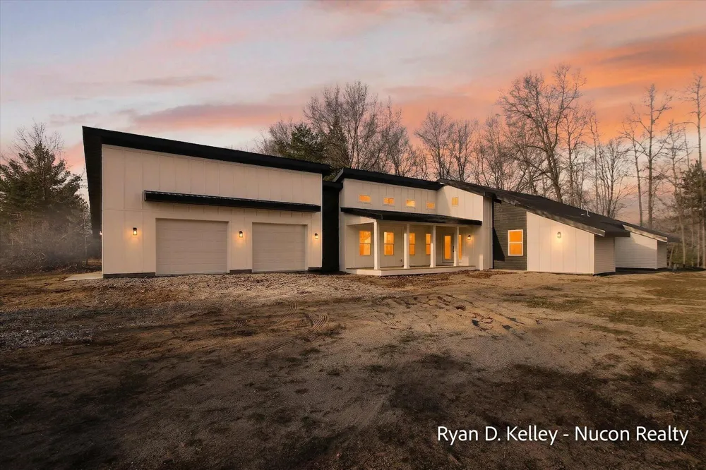 8411 Peninsula Drive W Morton Township, MI 49346