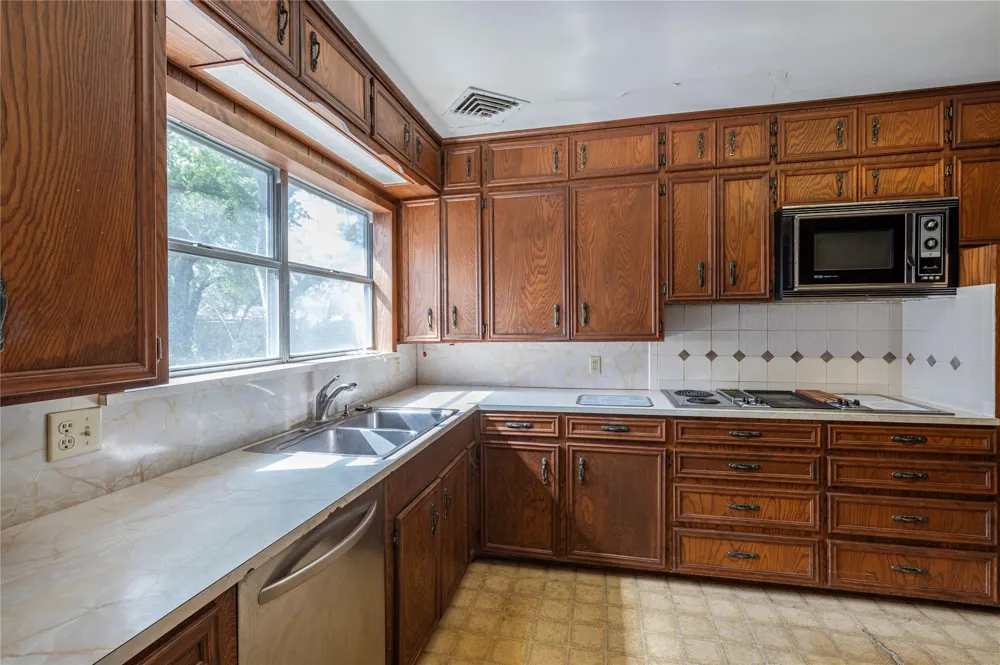 418 E Strand Street El Campo, TX 77437