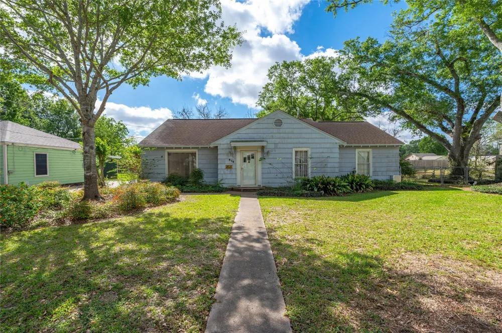 418 E Strand Street El Campo, TX 77437