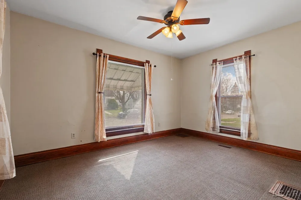 907 E Hunt Street Adrian City, MI 49221