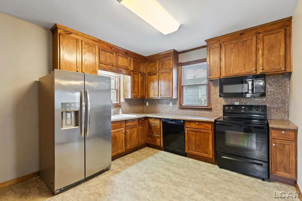 907 E Hunt Street Adrian City, MI 49221