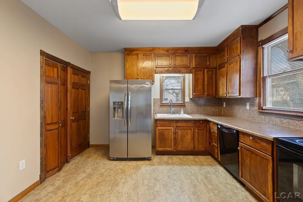 907 E Hunt Street Adrian City, MI 49221
