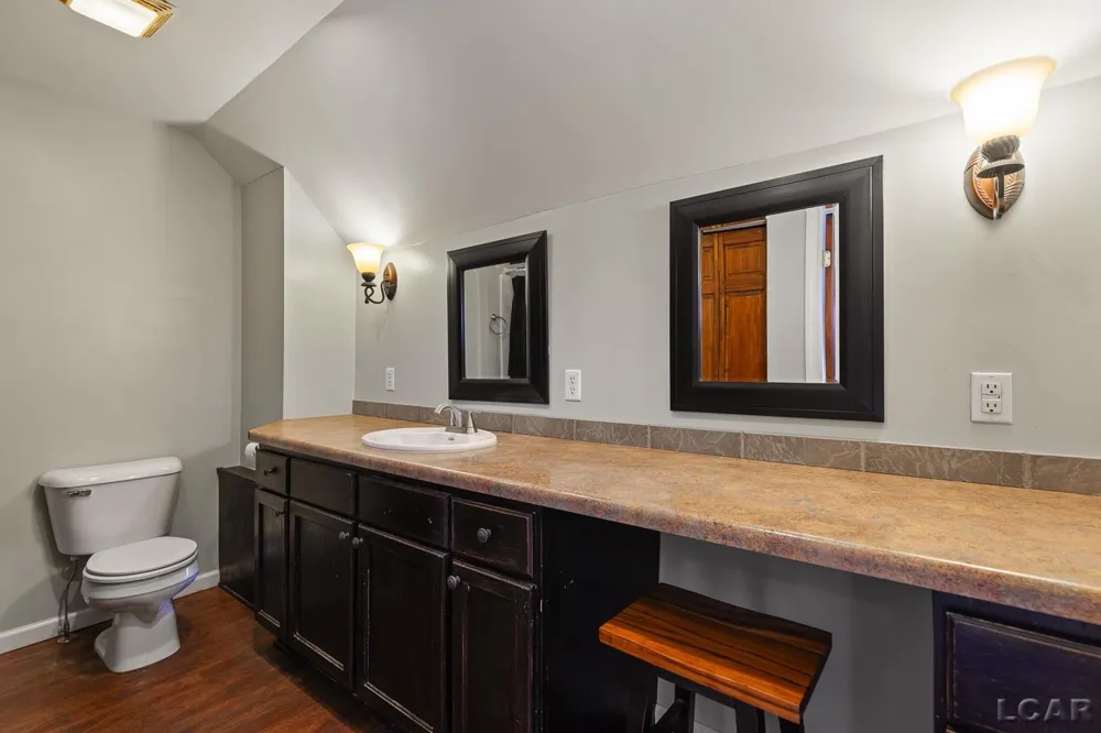 907 E Hunt Street Adrian City, MI 49221