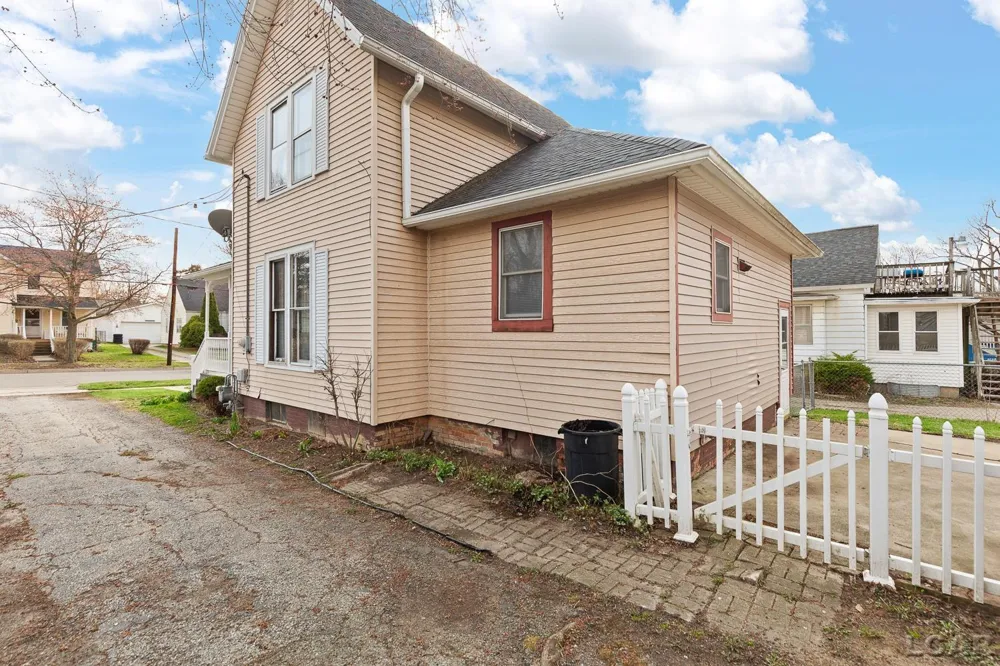 907 E Hunt Street Adrian City, MI 49221