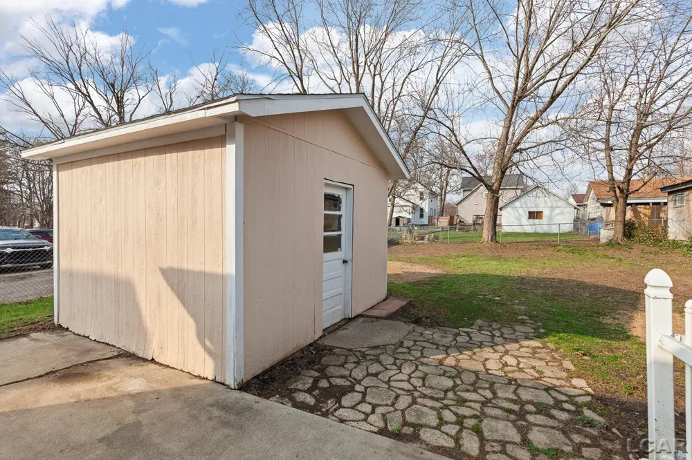 907 E Hunt Street Adrian City, MI 49221