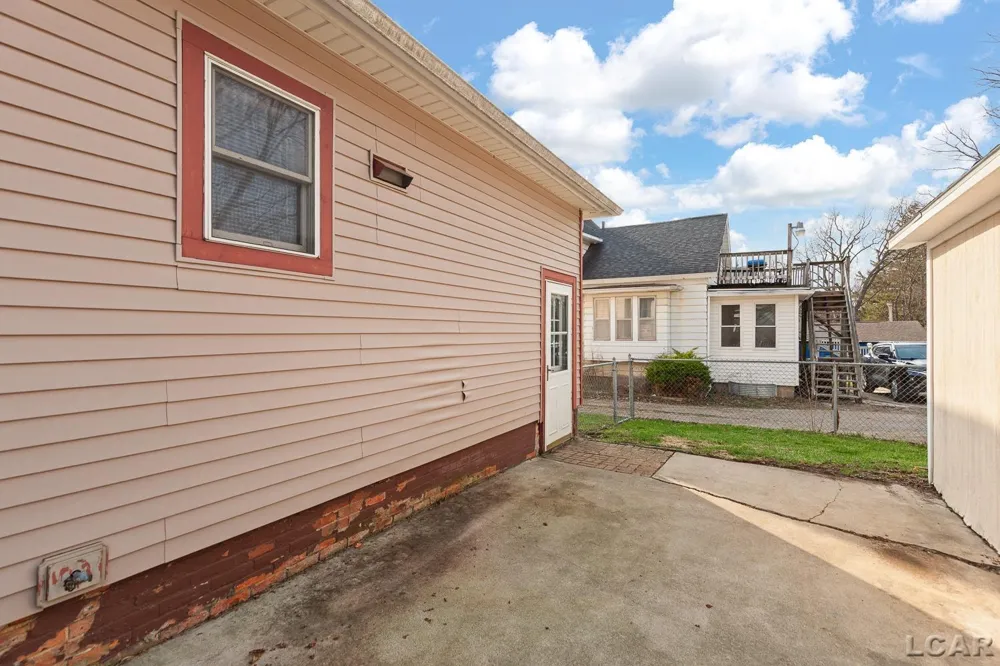 907 E Hunt Street Adrian City, MI 49221