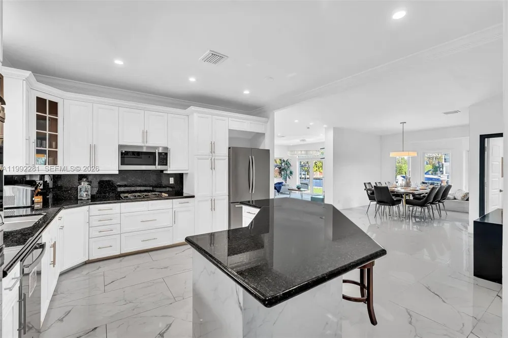 472 Sunset Dr Hallandale Beach, FL 33009