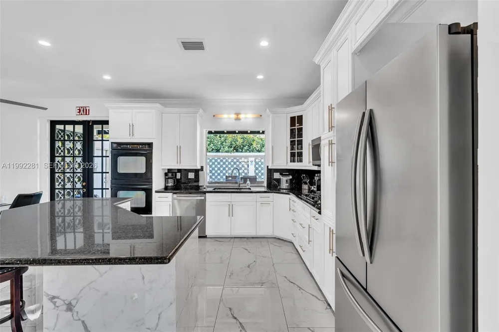 472 Sunset Dr Hallandale Beach, FL 33009