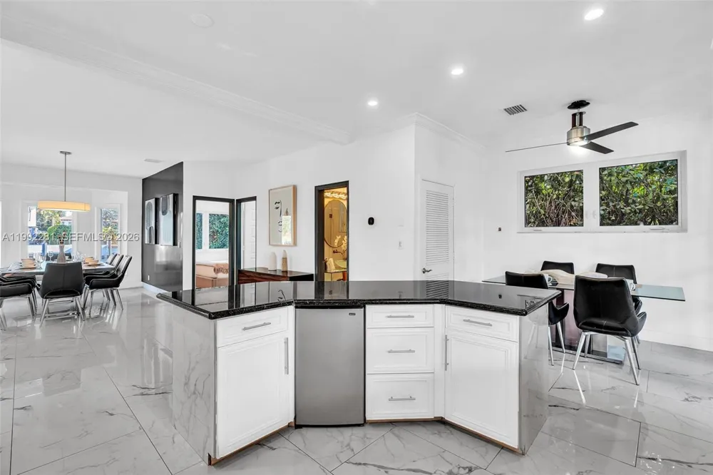 472 Sunset Dr Hallandale Beach, FL 33009