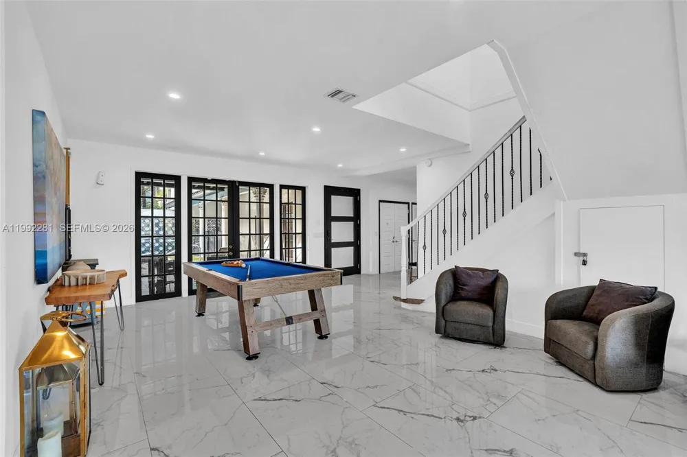 472 Sunset Dr Hallandale Beach, FL 33009