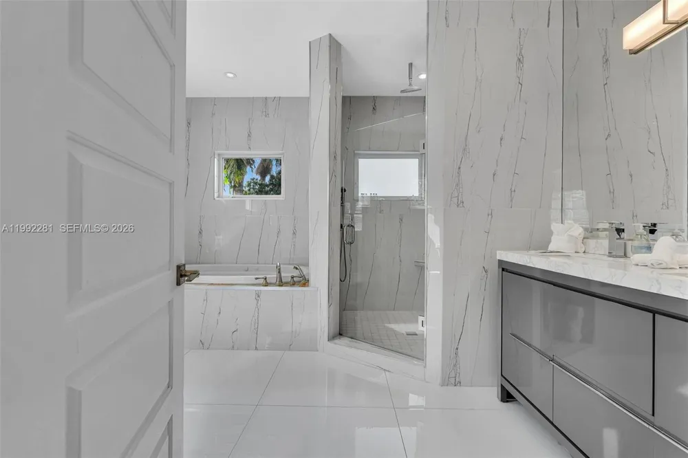 472 Sunset Dr Hallandale Beach, FL 33009