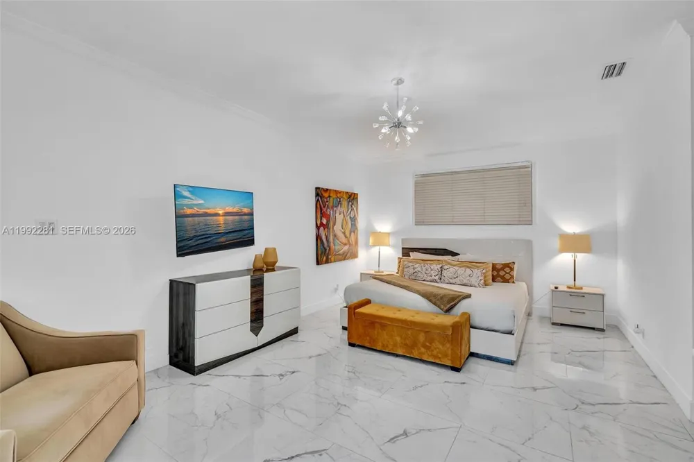 472 Sunset Dr Hallandale Beach, FL 33009
