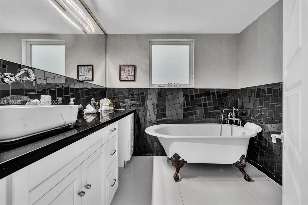 472 Sunset Dr Hallandale Beach, FL 33009
