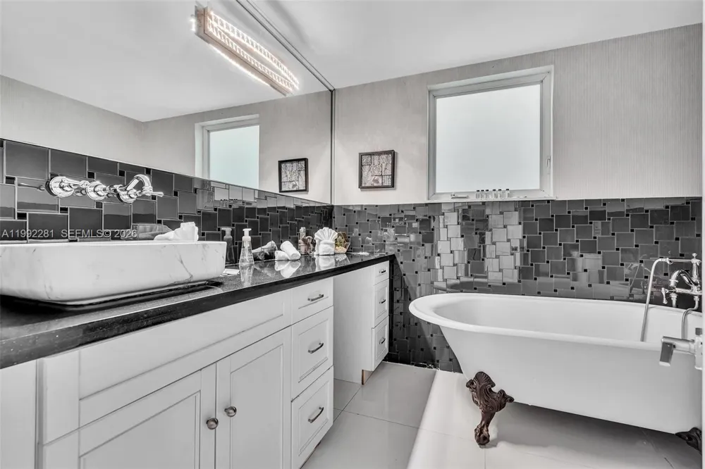 472 Sunset Dr Hallandale Beach, FL 33009