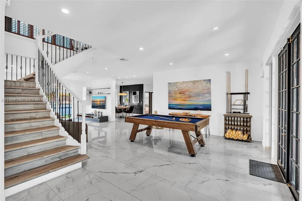 472 Sunset Dr Hallandale Beach, FL 33009
