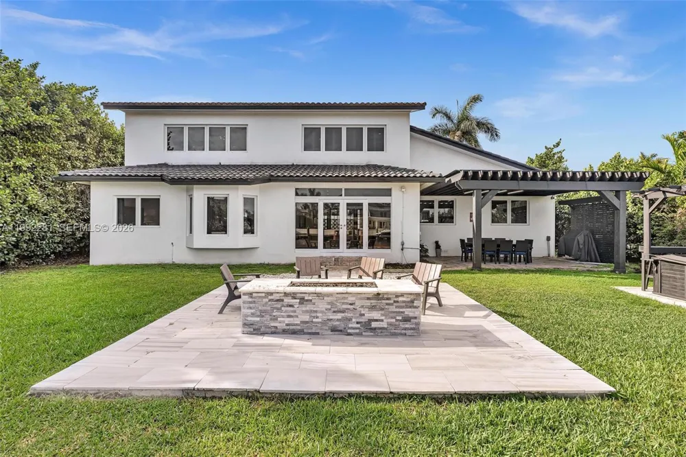472 Sunset Dr Hallandale Beach, FL 33009