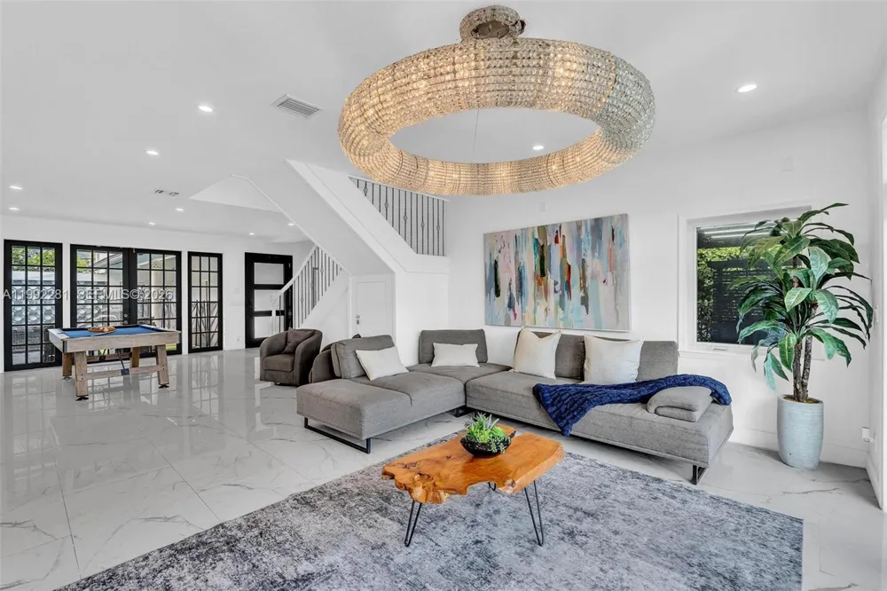 472 Sunset Dr Hallandale Beach, FL 33009