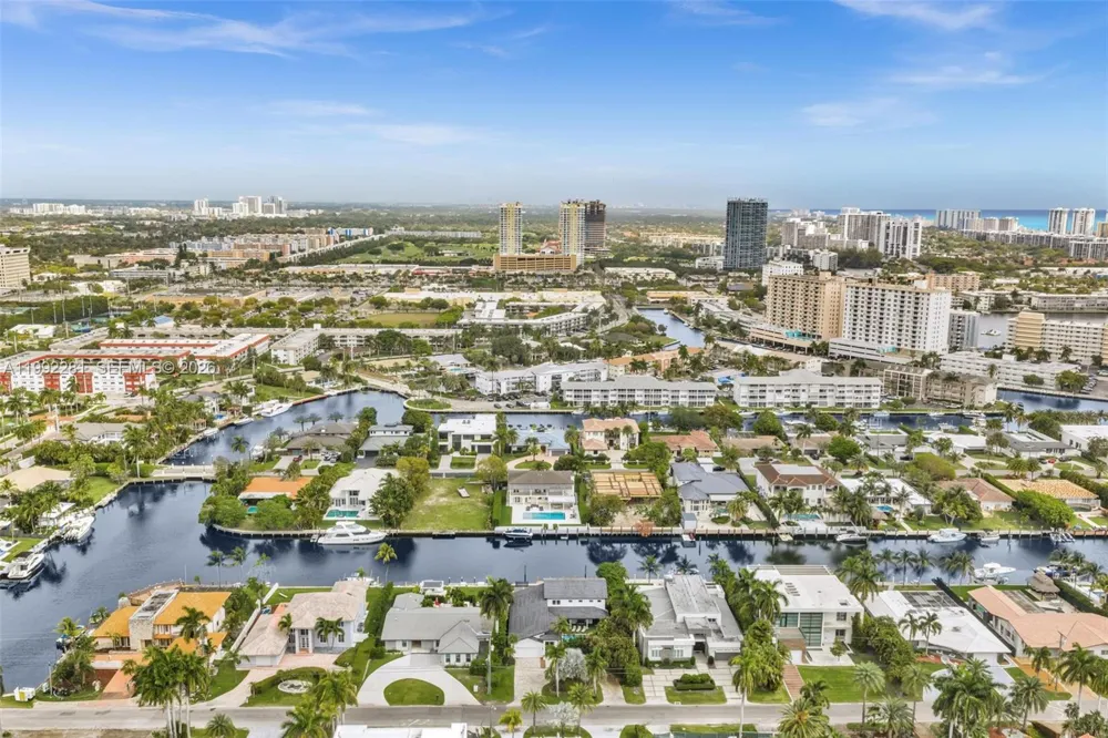 472 Sunset Dr Hallandale Beach, FL 33009