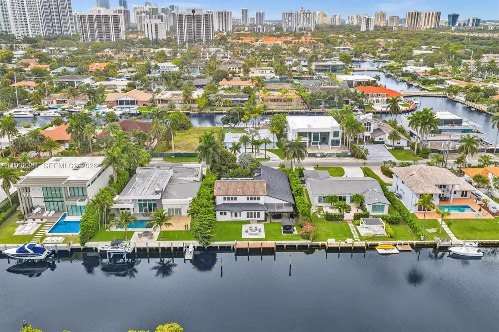 472 Sunset Dr Hallandale Beach, FL 33009