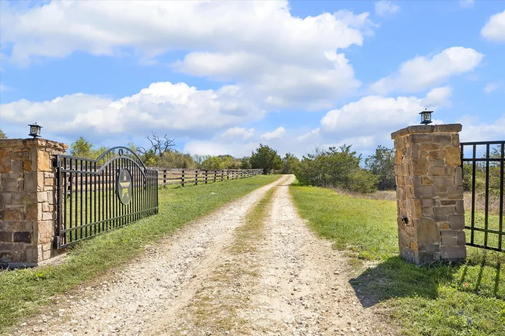 10137 Fm-390 Burton, TX 77835