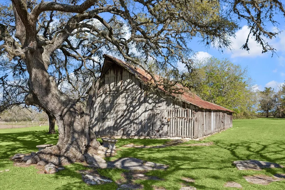 10137 Fm-390 Burton, TX 77835