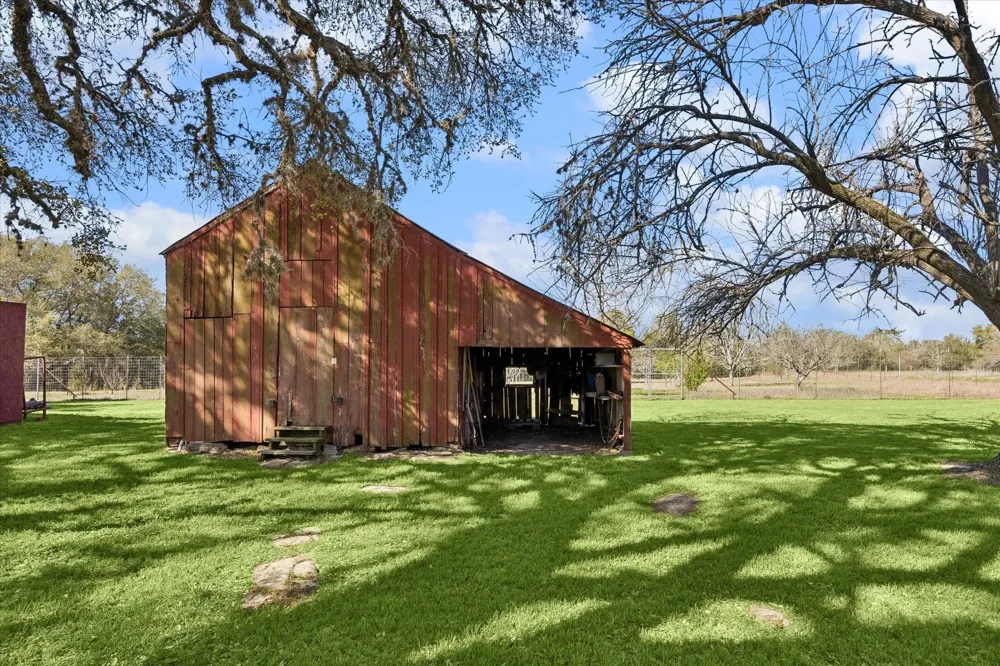 10137 Fm-390 Burton, TX 77835