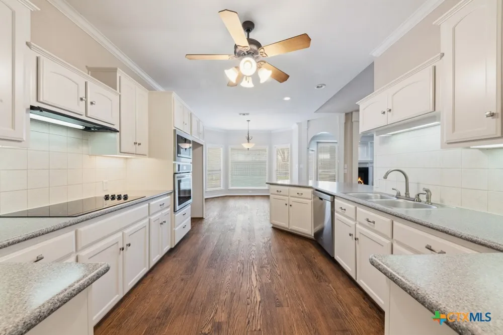 2592 Edgegrove Canyon Lake, TX 78133