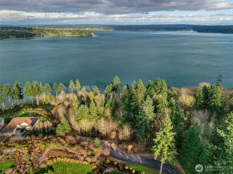 2401 NE Solar View Court